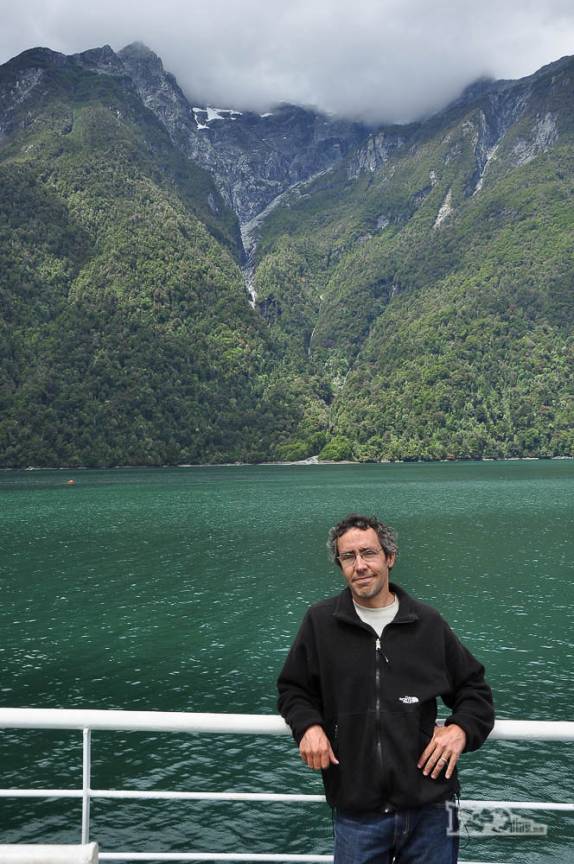 Navegando no Fiordo Largo, a mais longa travessia de balsa da Carretera Austral, no sul do Chile